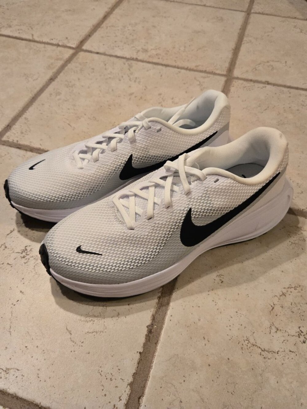 Brand New Nike Revolution 8 HJ9198 101 Men's White/Black Size 9.5 Shoes